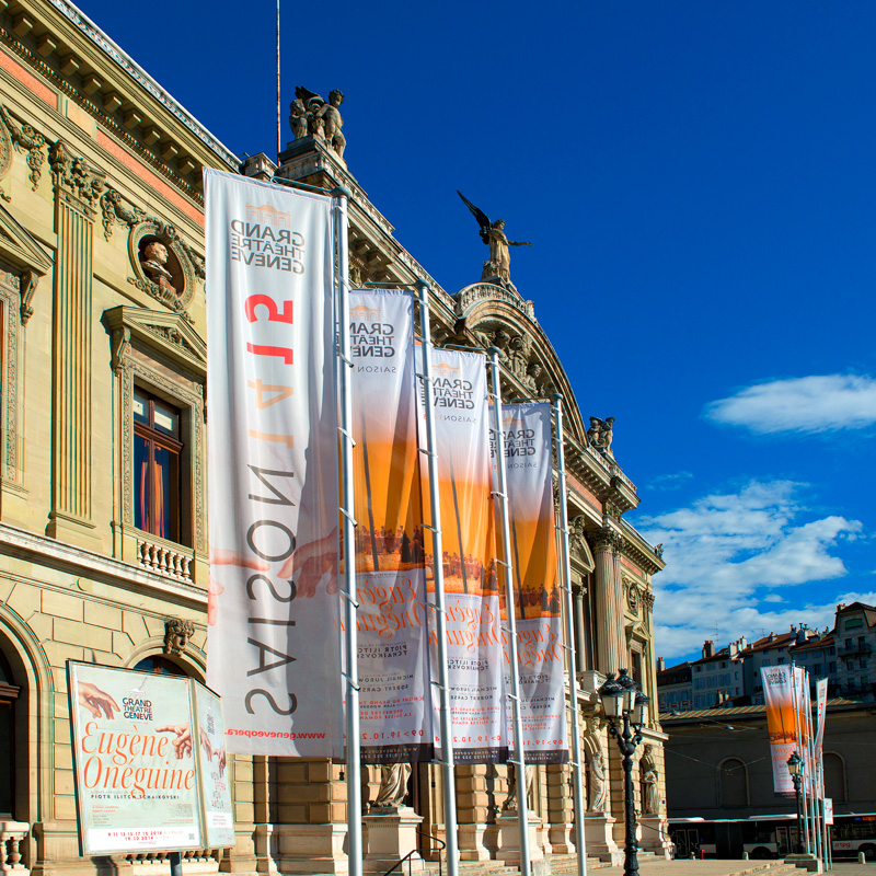 Decoración con banderas publicitarias del evento cultural del Gran Teatro de Génova