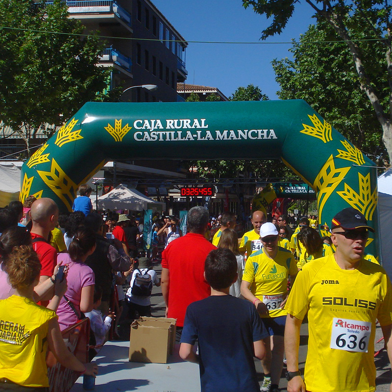 Arco hinchable de meta para el evento deportivo de corredores de Caja Rural Castilla-La Mancha